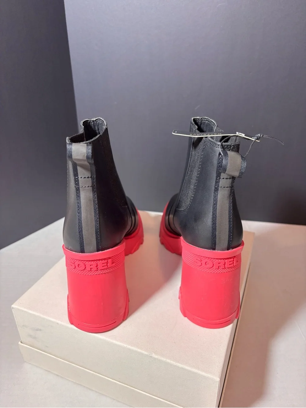 SOREL Brex Heel Chelsea Boots NWT Black Leather Hot Pink Sole Size 8.5